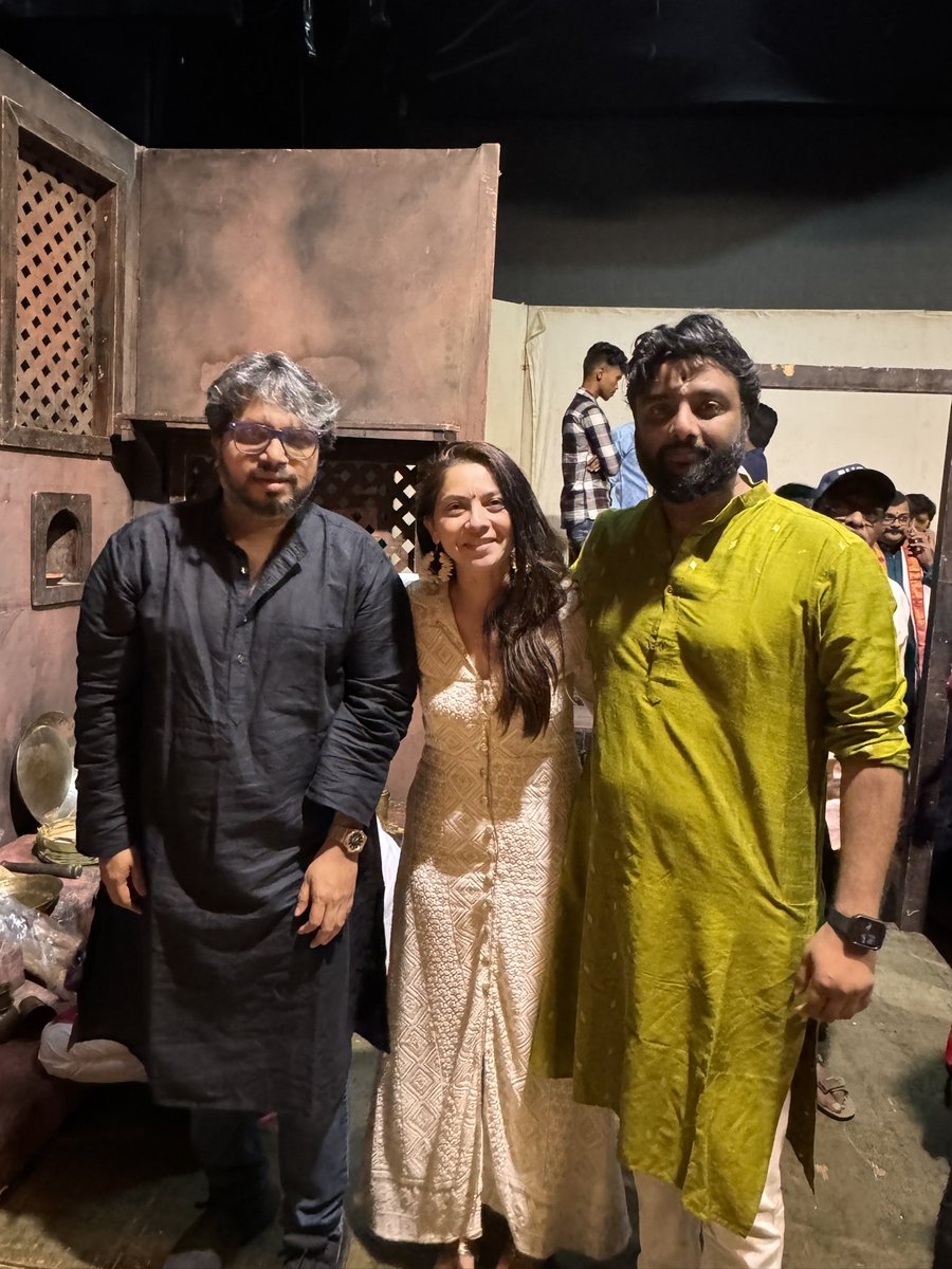 meSonalee's tweet photo. वाटंत नाही, त्यामुळे थोडक्यात पण एवढंच म्हणेन,
आस्तिकतेच्या- नास्तिकतेच्या शोधातील ही कलाकृती,
लिखाण,दिग्दर्शन,संगीत,सादरीकरण,अभिनय,गायन
सगळंच खूप “दैवी” आहे …!
आणि एकच सवाल, आवलीची जखम कायमची का भरली ?
#transcendental #sangeetdevbabhali #devbabhali #देवबाभळी #sangeetnatak https://t.co/8MNvdOqrfW