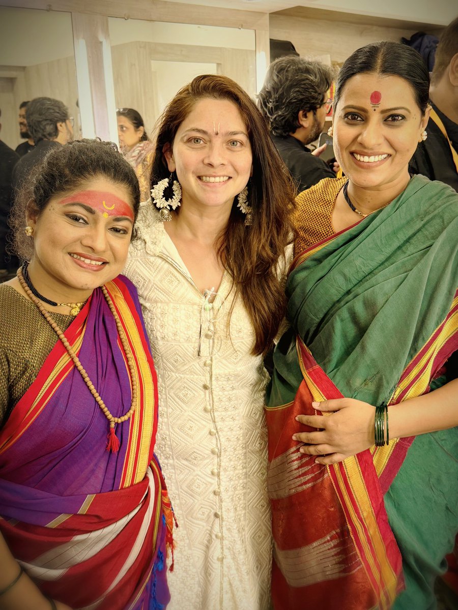 meSonalee's tweet photo. वाटंत नाही, त्यामुळे थोडक्यात पण एवढंच म्हणेन,
आस्तिकतेच्या- नास्तिकतेच्या शोधातील ही कलाकृती,
लिखाण,दिग्दर्शन,संगीत,सादरीकरण,अभिनय,गायन
सगळंच खूप “दैवी” आहे …!
आणि एकच सवाल, आवलीची जखम कायमची का भरली ?
#transcendental #sangeetdevbabhali #devbabhali #देवबाभळी #sangeetnatak https://t.co/8MNvdOqrfW