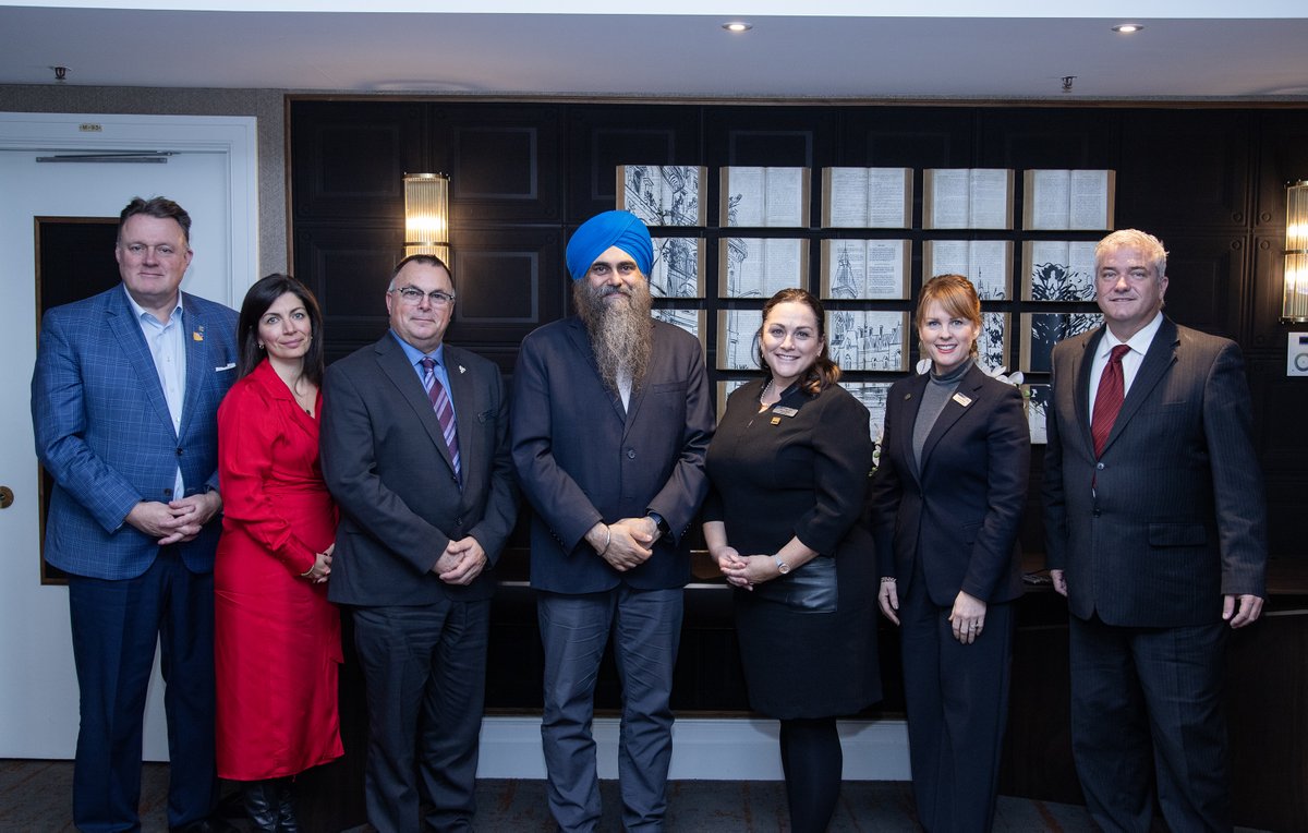 Local leaders are ready to work with our federal and provincial counterparts to solve our most pressing national issues. Thanks to @TimUppal, MP for Edmonton Mill Woods and Deputy Leader of @CPC_HQ for meeting with FCM’s Executive today.