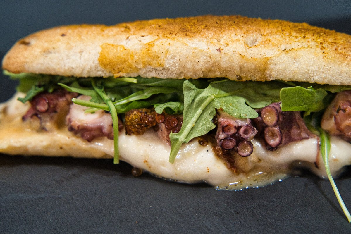 BienDichoCo's tweet photo. Nuestro cliente, 𝐋𝐨𝐬 𝐁𝐨𝐜𝐚𝐭𝐚𝐬 𝐝𝐞 𝐀𝐧𝐭𝐨𝐧𝐢𝐨, ha evolucionado desde sus modestos inicios como una pequeña cantina hasta consolidarse como un referente en Murcia, destacado por sus bocatas. https://t.co/acSZGlIEFl