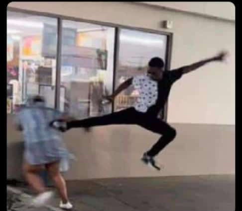 alois_tinotenda's tweet photo. How I kick ppl out of my life...🤧 #Loyaltomyself https://t.co/7CoHRRP90Z