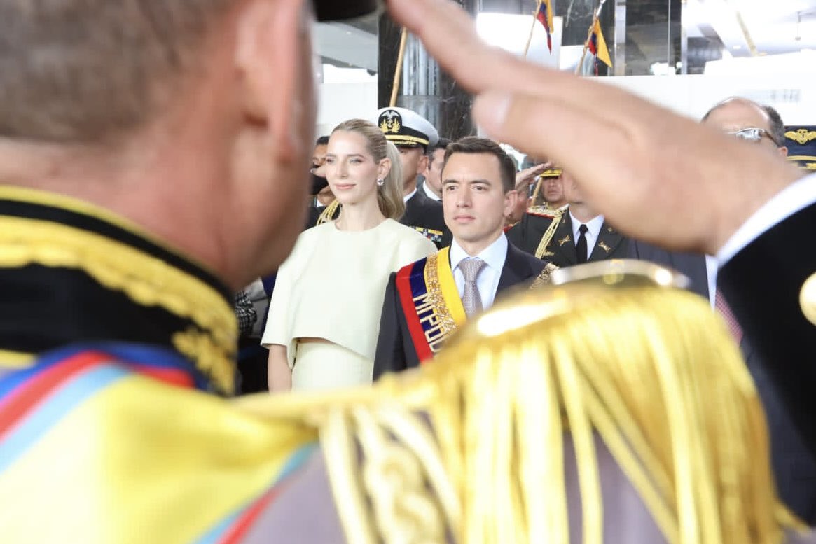 DanielNoboaOk's tweet image. Gracias a los ecuatorianos y a mi familia por apostar por el Nuevo Ecuador✊🏽

Hoy, los invito a todos a trabajar juntos para poner fin al enemigo en común: la violencia y la miseria. El éxito no es solo haber llegado, sino, en el día que nos toque marchar, contar con el respeto y…