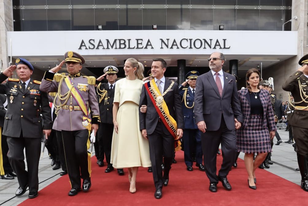 DanielNoboaOk's tweet image. Gracias a los ecuatorianos y a mi familia por apostar por el Nuevo Ecuador✊🏽

Hoy, los invito a todos a trabajar juntos para poner fin al enemigo en común: la violencia y la miseria. El éxito no es solo haber llegado, sino, en el día que nos toque marchar, contar con el respeto y…