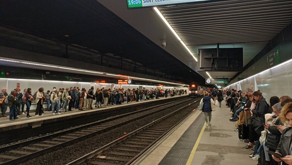 Caos a les andanes i la vaga comença demà . No teniu vergonya <a href="/rod11cat/">R11 Rodalies 🤖</a> #vaga