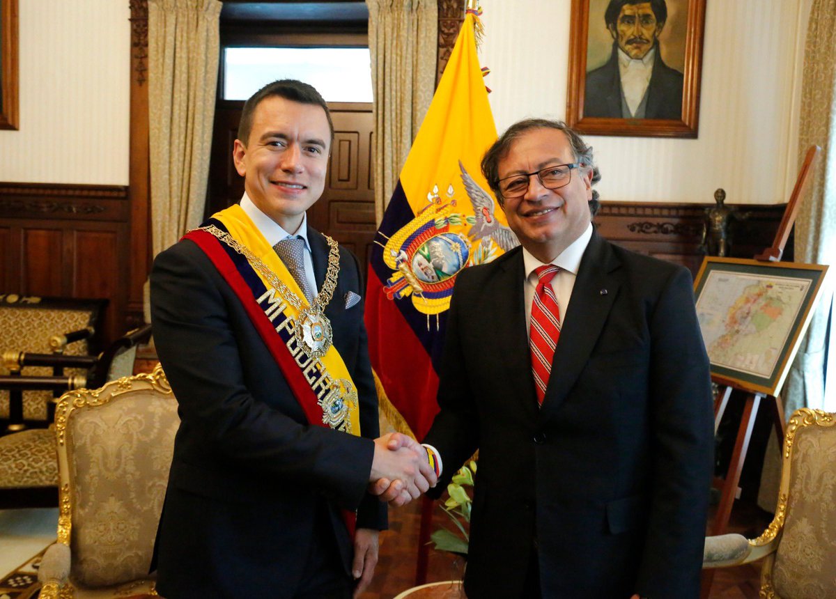 Presidencia_Ec's tweet photo. El presidente @DanielNoboaOk mantuvo una reunión con su homólogo de Colombia @petrogustavo. Los Jefes de Estado y sus delegaciones participaron de este encuentro en el Palacio de Carondelet; en la cita estuvo presente la canciller ecuatoriana @gabisommerfeld. Esta reunión bilateral es parte de las primeras actividades que cumple el presidente Noboa. 

#ElNuevoEcuador