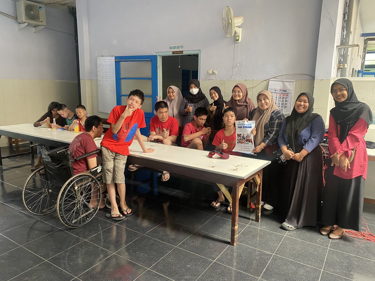 busakmalay's tweet photo. kegiatan Baksos ke YPAC Malang dan berbagi Makanan di beberapa titik di Kota Malang https://t.co/rTPINnfygF