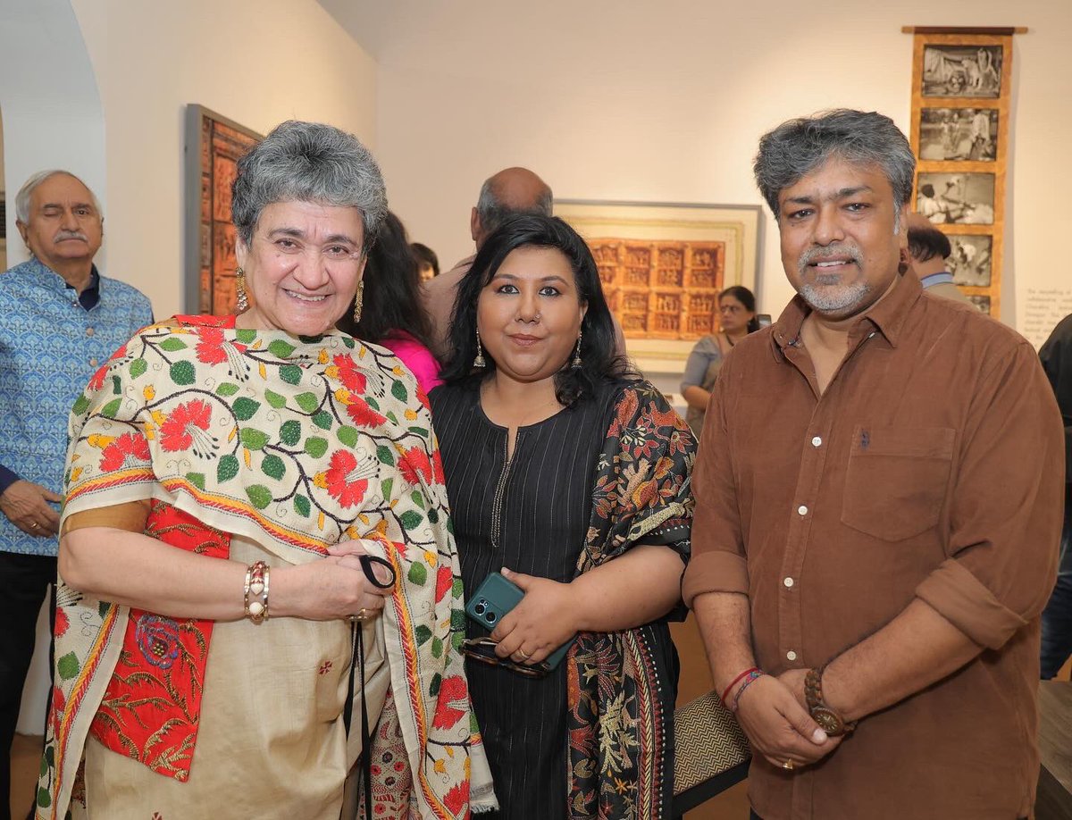 ratan_mrs's tweet photo. Wore my 'jaba phool 'stole as a tribute to #sanjaydas's labour of love' the RED hibiscus trail '@ opening reception last eve @Bikanerhouse15 Adbhut Kalayatra Sanjay & @shampasircar exquisitely curated by d formidable #InaPuri, full house testimony to d couple's awesome talent. https://t.co/0tl01qPvHY