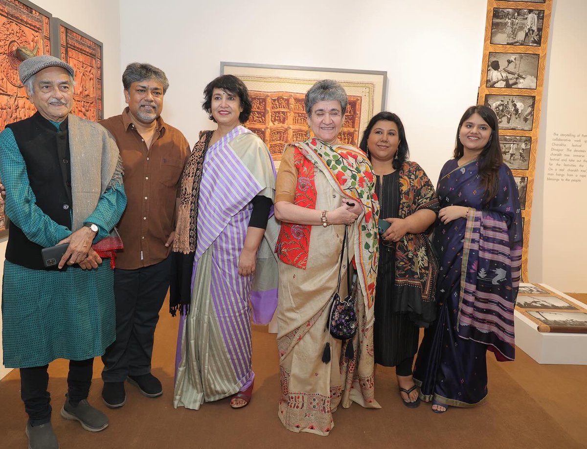ratan_mrs's tweet photo. Wore my 'jaba phool 'stole as a tribute to #sanjaydas's labour of love' the RED hibiscus trail '@ opening reception last eve @Bikanerhouse15 Adbhut Kalayatra Sanjay & @shampasircar exquisitely curated by d formidable #InaPuri, full house testimony to d couple's awesome talent. https://t.co/0tl01qPvHY