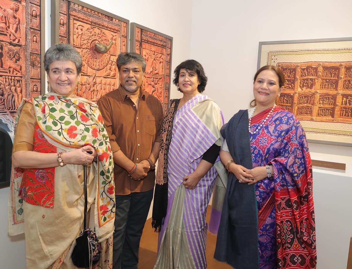 ratan_mrs's tweet photo. Wore my 'jaba phool 'stole as a tribute to #sanjaydas's labour of love' the RED hibiscus trail '@ opening reception last eve @Bikanerhouse15 Adbhut Kalayatra Sanjay & @shampasircar exquisitely curated by d formidable #InaPuri, full house testimony to d couple's awesome talent. https://t.co/0tl01qPvHY