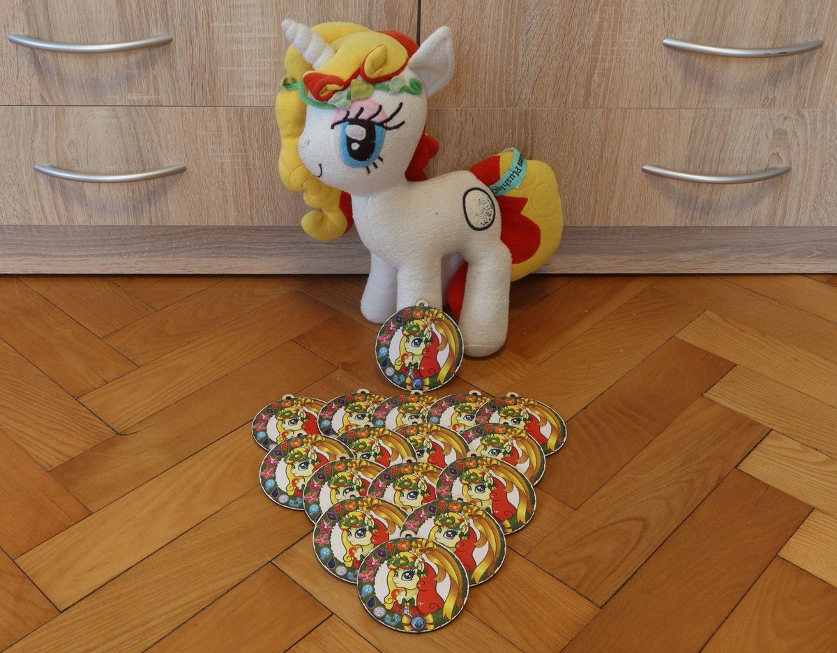 MissLibussa's tweet photo. As a thank you to our Winter Karaoke sponsors, we always want to come up with a new, never-seen-before merch idea.
And what else is more fitting than pony-themed Christmas decorations?
Art by @YoruMesu https://t.co/b7U7sMjLws