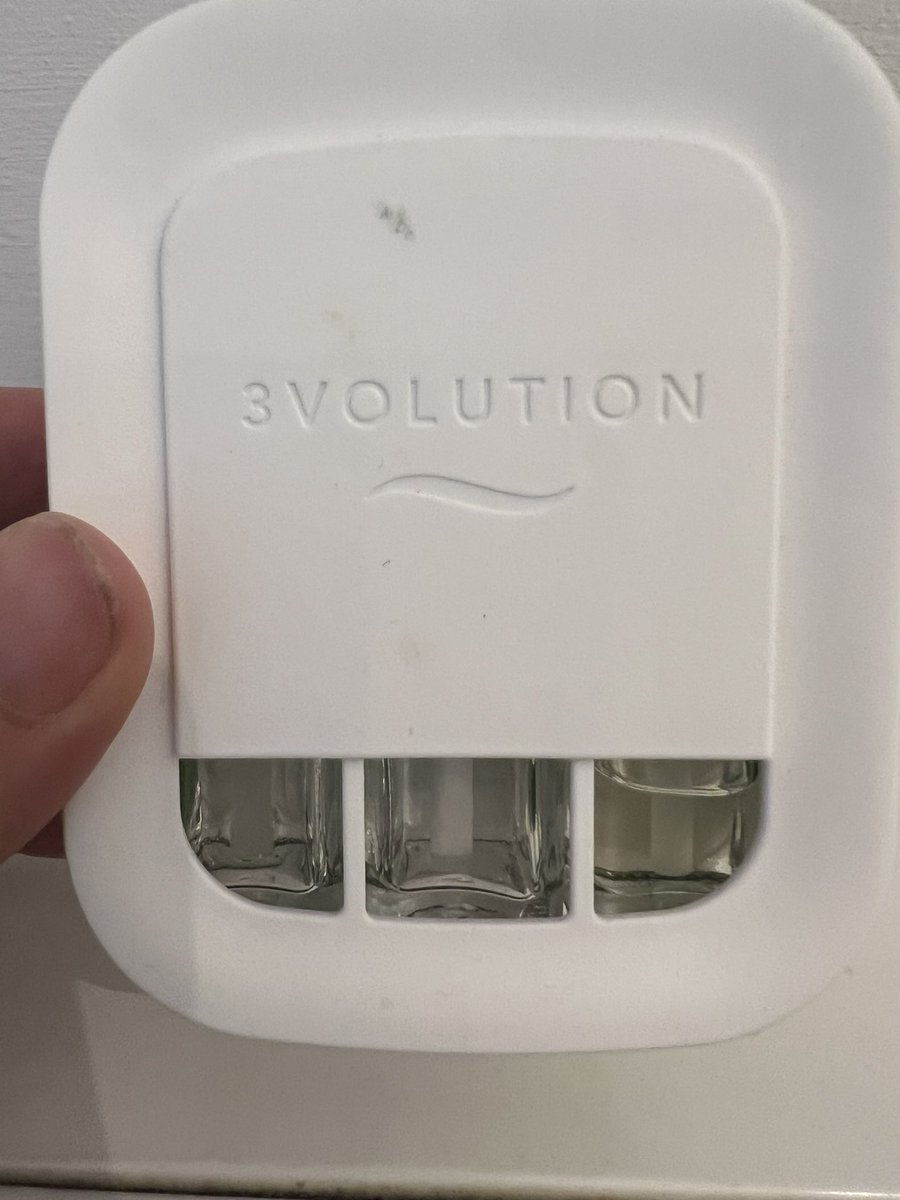 Mj11981's tweet photo. @PGUK these smart air fresheners don’t work very well. 3 different packs (different scents) and the third one is always nearly full (other 2 empty) when it starts flashing saying it’s empty and won’t work anymore #wastful https://t.co/frSgrqDx8q