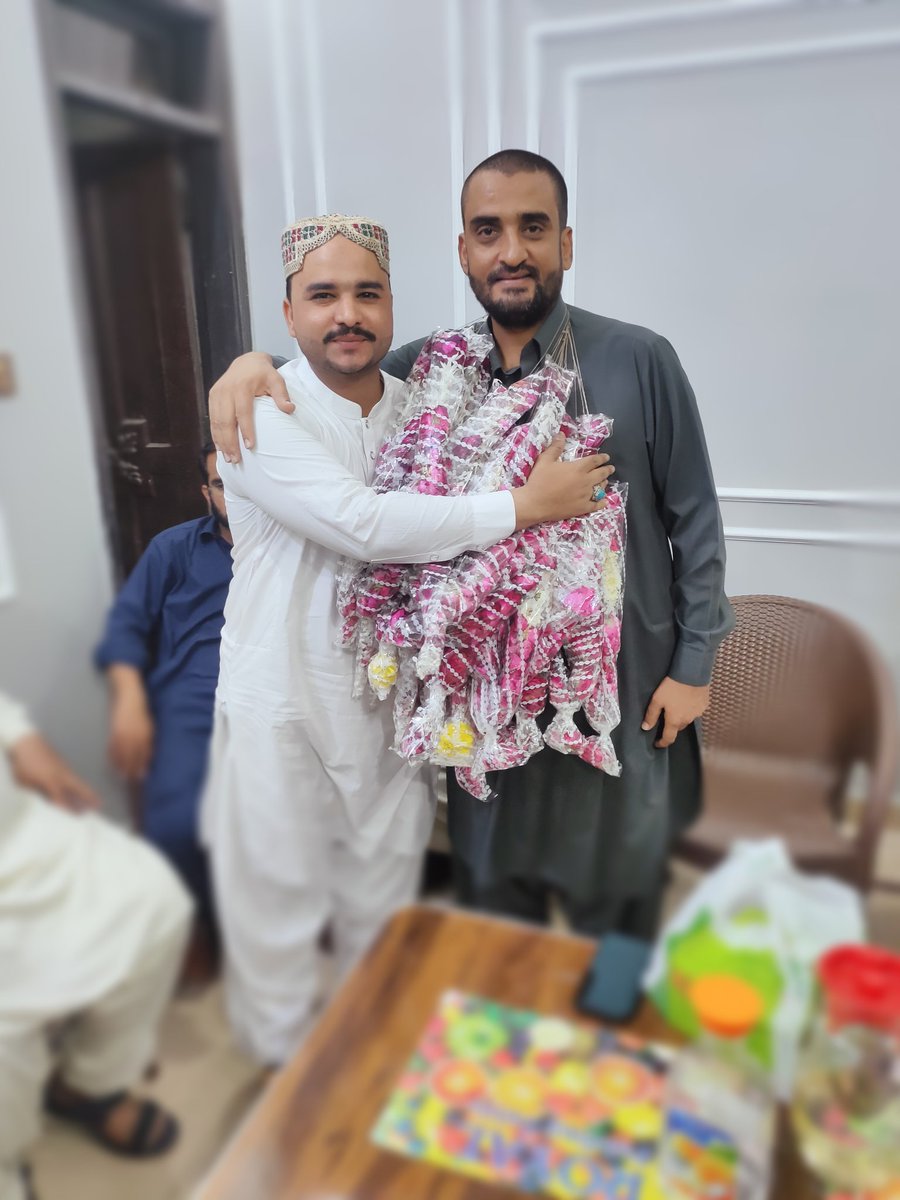 FaizanJan7890's tweet photo. ادا جانی میمن اور اسد مجاہد صاحب کو عمرے کی ادائیگی کی مبارکباد دیتے ہوئے https://t.co/Qq8mVJNgv0