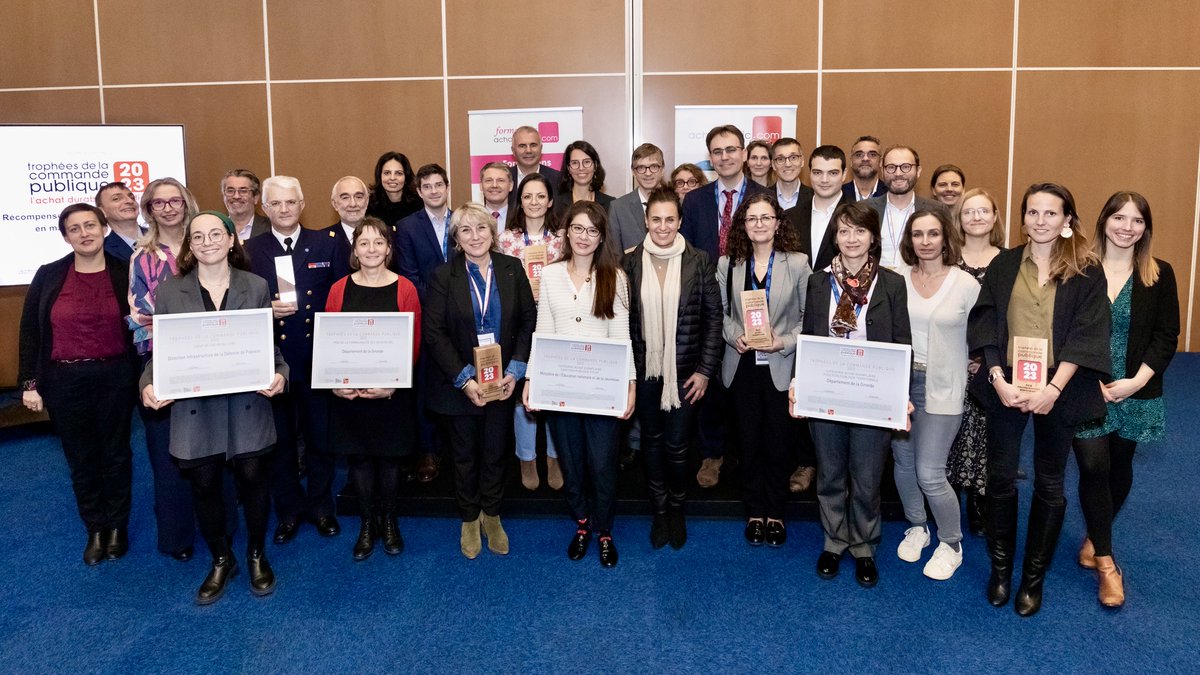 📸 Photo officielle des lauréats de la 16e édition des Trophées de la #CommandePublique ! 🏆 #TCP23 #PNAD #AchatsDurables #SMCL2023 © Photo : Valentine Pedoussat achatpublic.com/actualites/les…