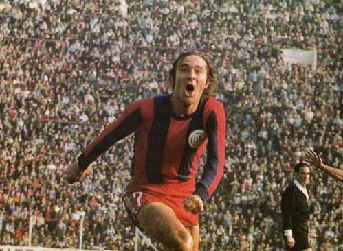 VSportsTM's tweet photo. Un 23/11, pero de 1975, Héctor "Gringo" Scotta le facturaba por duplicado a Boca y rompía el récord del enorme Erico al llegar a 48 goles en un año por torneos de 1ª 🇦🇷. Terminó con 60 (28 en el Nacional, 32 en el Metro). Disparate total. Aún no pudieron superarlo. https://t.co/vKH48nihTW