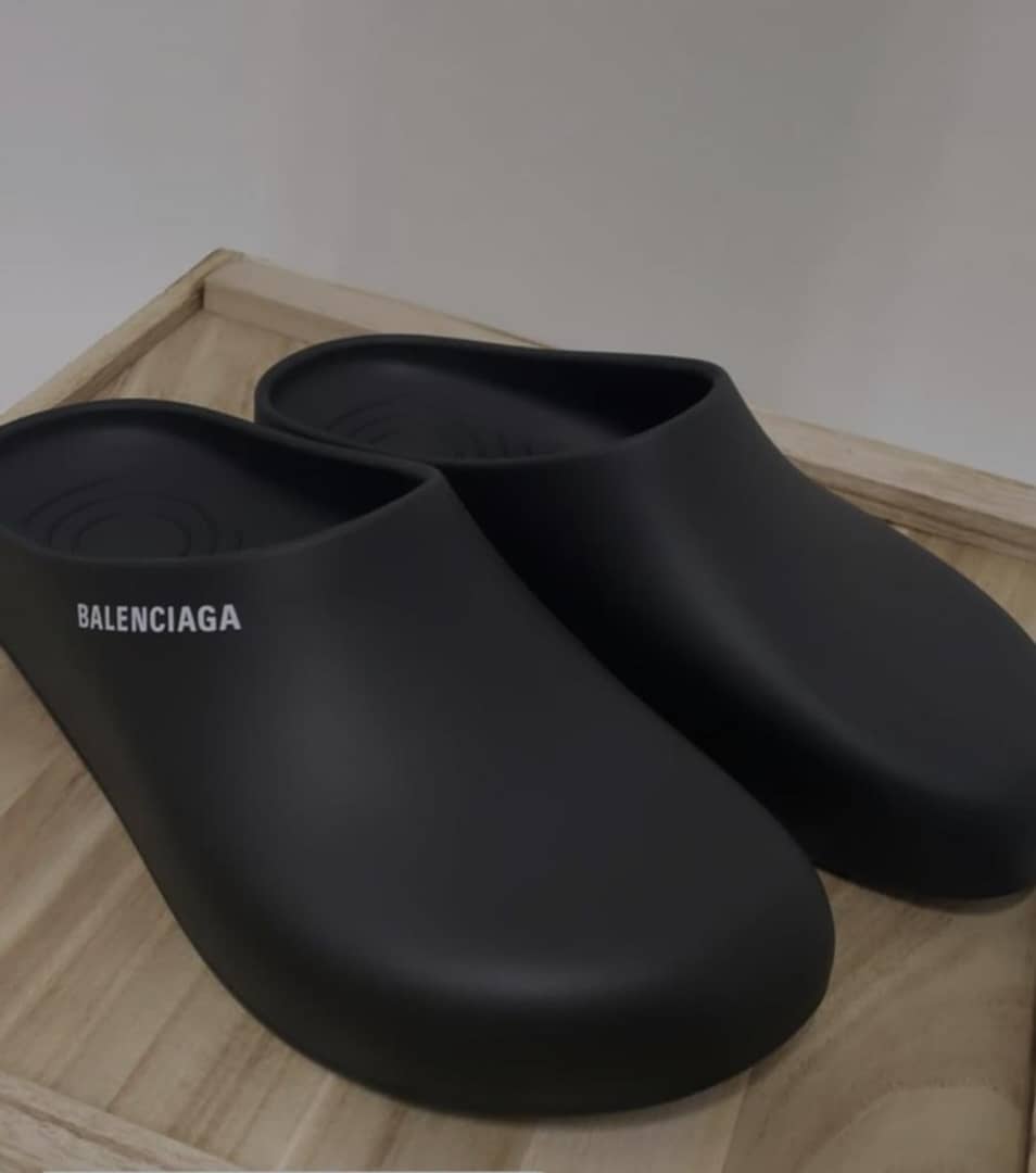 Fees_empire_'s tweet image. Restocked Balenciaga Crocs
Size : 40-45
Price : N9,000
Location : Kaduna