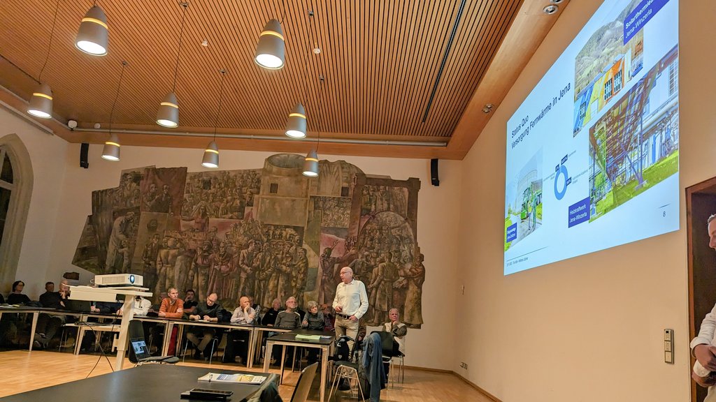 Rund 60 Bürger lauschen dem Vortrag zur 'Zukunft der klimaneutralen Fernwärme' in #Jena.

Von Bürgerenergie Jena und @StadtwerkeJena