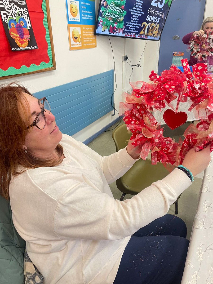 mercyinchicore's tweet photo. More festive fun in our parents room this morning with Lisa O’Connor🎄 what a talented bunch! #parentclasses  #christmascraft #parentsupport #friendships #HSCL https://t.co/CM1ZUDSX74