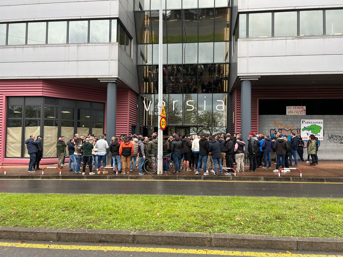 zerbitzuakccoo's tweet photo. La plantilla de #VERSIA TI se concentra en #Barakaldo y otros lugares de trabajo:
➡️Por un acuerdo real de teletrabajo
➡️Por unas condiciones que se ajusten a las necesidades de l@s profesionales
📢No es donde se trabaja,si no cuanto se Trabaja❗
@CCOOeuskadi
@serviciosccoo https://t.co/qdhfPYuqzF