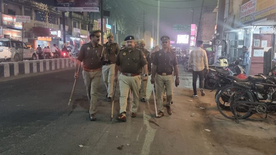 #spdeoria के निर्देशन में <a href="/cocitydeo/">COCITY DEO</a> के नेतृत्व में थाना कोतवाली पुलिस द्वारा सुरक्षा एवं कानून व्यवस्था को सुदृढ़ बनाये रखने हेतु प्रमुख चौराहों/कस्बों/बाजारों आदि प्रमुख स्थानों पर आमजन से संवाद स्थापित करते हुये पैदल गश्त/चेकिंग किया गया।  
#UPPolice
