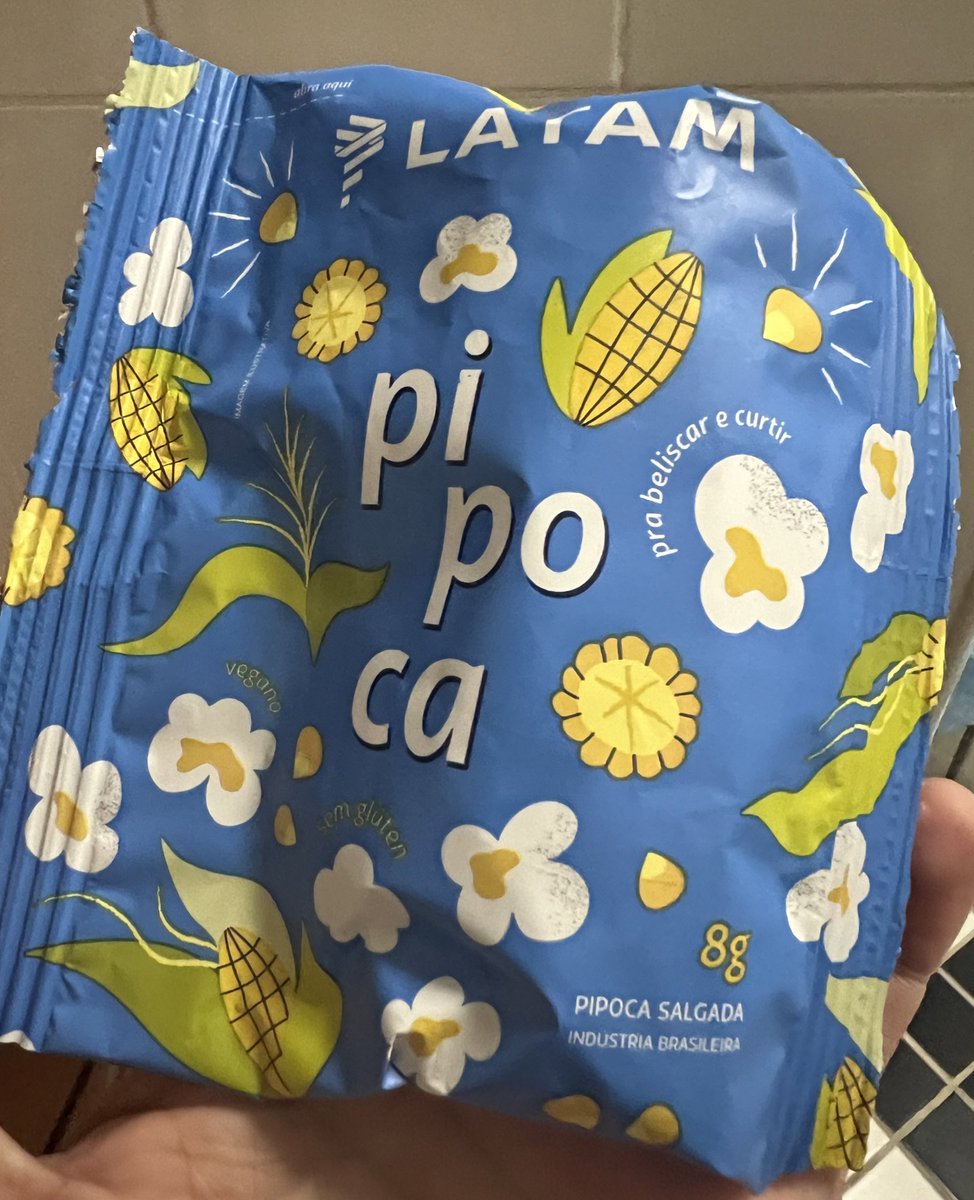 bemti's tweet photo. surreal a @LATAM_BRA ter trocado os snacks por 8 GRAMAS DE MILHO vc paga uma fortuna pra ser tratado pior que uma POMBA https://t.co/BOXv5Ags0U