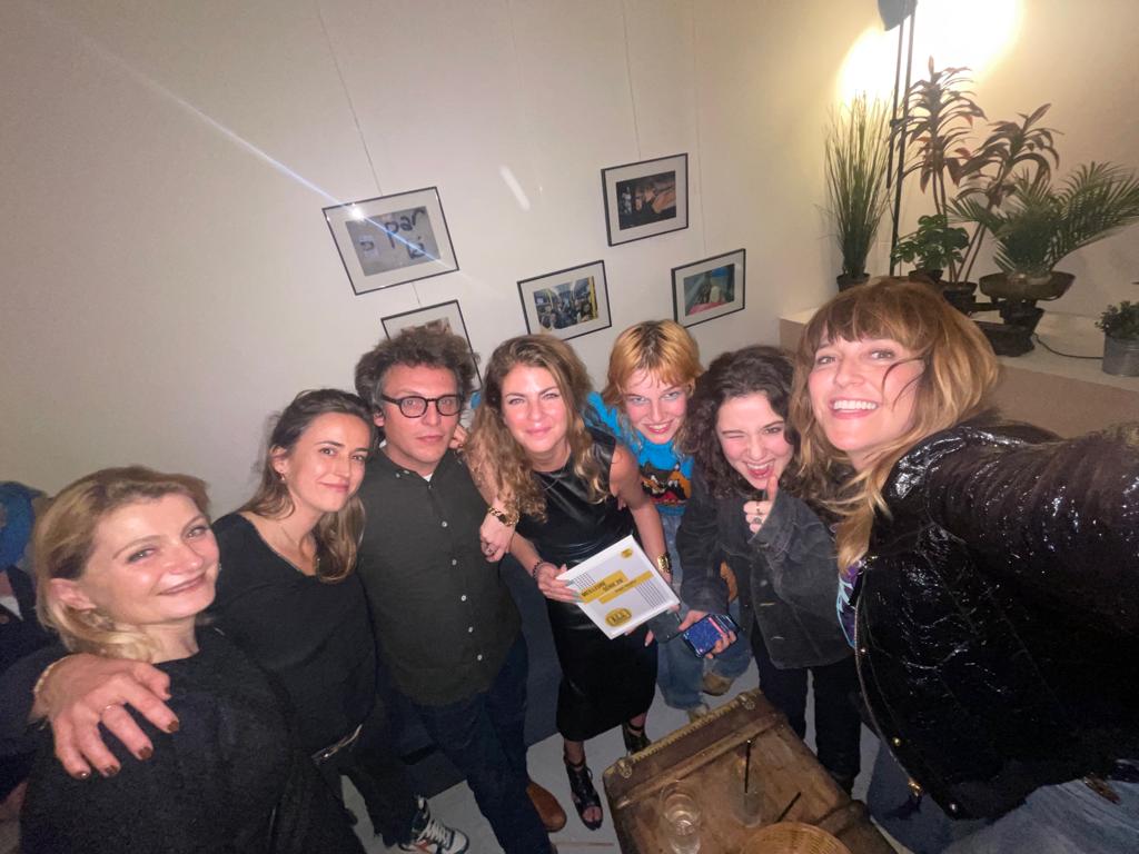 francetvslash's tweet photo. Hier soir, nos séries ont reçu de très jolis prix lors de la cérémonie @France_ACS 🥹

🥇Pour #ChairTendre : Meilleure série -26 mins, Meilleur.e acteur.rice pour Angèle Metzger et Meilleur 2nd rôle pour Saül Benchetrit
🥇Pour #ReuSSS : Meilleure Bande Originale

Pas peu fiers❤️ https://t.co/fa9IBSQi2A