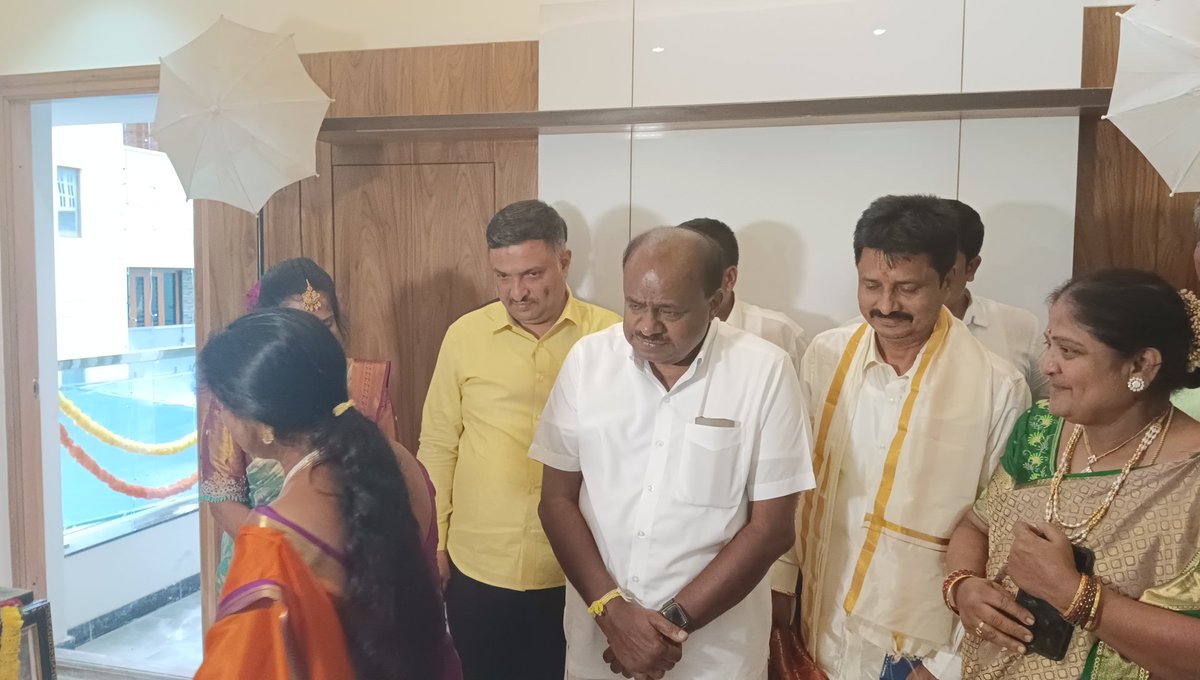 harishgowdajds's tweet photo. ಇಂದು ಮಾಜಿ ಮುಖ್ಯಮಂತ್ರಿಗಳು ಹಾಗೂ ಜೆಡಿಎಸ್ ರಾಜ್ಯಾಧ್ಯಕ್ಷರಾದ @hd_kumaraswamy ಅವರ ಜೊತೆ ದೊಡ್ಡಬಳ್ಳಾಪುರ ತಾಲ್ಲೂಕಿನ ಮಾಜಿ TAPMCS ಅಧ್ಯಕ್ಷರಾದ ಅಶ್ವತ್ಥ್ ನಾರಾಯಣ್ ರವರ ನೂತನ ಮನೆಯ ಗೃಹಪ್ರವೇಶ ಸಮಾರಂಭದಲ್ಲಿ ಭಾಗವಹಿಸಿ ಶುಭಕೋರಿದೆ.

#HDKumaraswamy #SMHarishGowda https://t.co/TJoWziMlZo