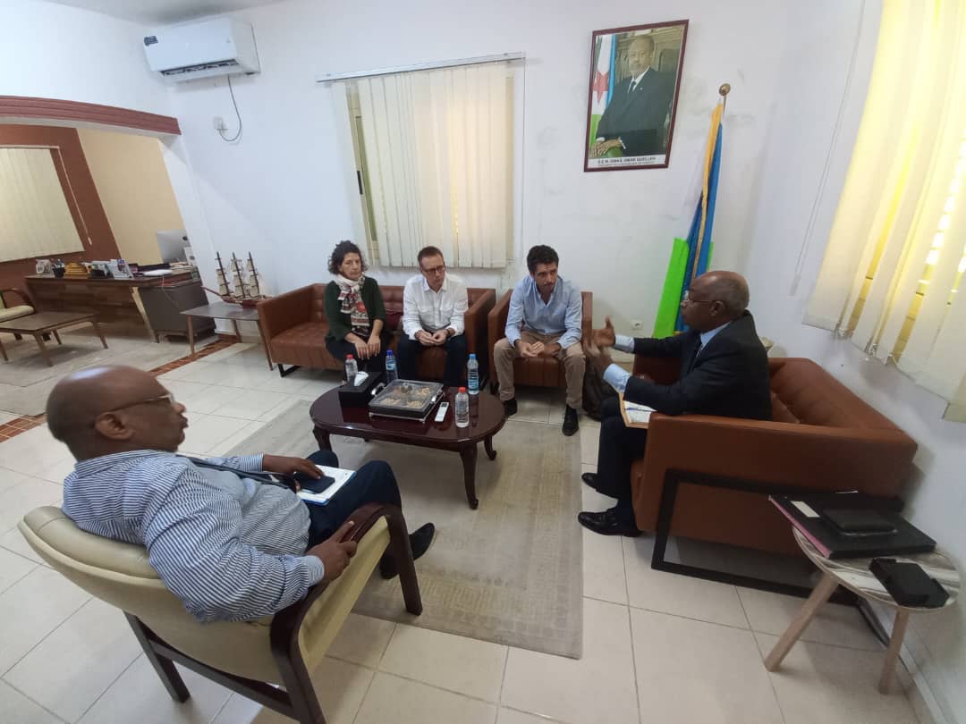 EFaDjibouti's tweet photo. Le ministre de la #décentralisation reçoit les représentants du syndicat #Cyclad à #Djibouti pour la fin de leur mission
L'occasion de faire le bilan sur cette semaine et d'évoquer les futurs axes de collaboration entre Cyclad et les differents conseils regionaux de Djibouti https://t.co/siBMe5c2ID