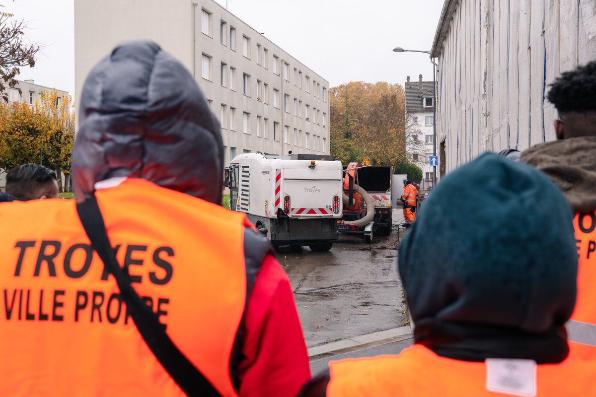 VilledeTroyes's tweet photo. OPÉRATION "COUP DE PROPRE" 🗑♻️
À la suite des réunions Mieux Vivre Ma Ville, des opérations #coupdepropre ont eu lieu dans les quartiers, ici au Parc des deux-Rives ou du côté de la maison des étudiants. 1/2 https://t.co/ie0XlnamOk