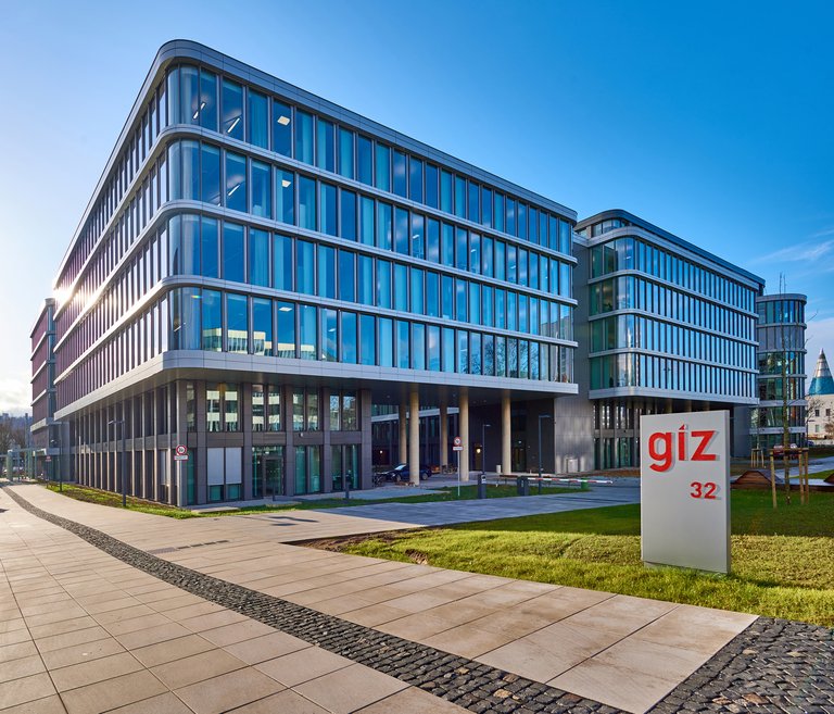 Das Campus-Forum der @giz_gmbh in Bonn machte bei 'Bauwende unterwegs' von @gw_undjetztalle & @DGNB_eV innovative Flächenkonzepte für neue Arbeitswelten erlebbar. Wie ein nachhaltig konzipiertes Bürogebäude auch das soziale Miteinander positiv beeinflusst: nachhaltigkeitsrat.de/aktuelles/bauw…