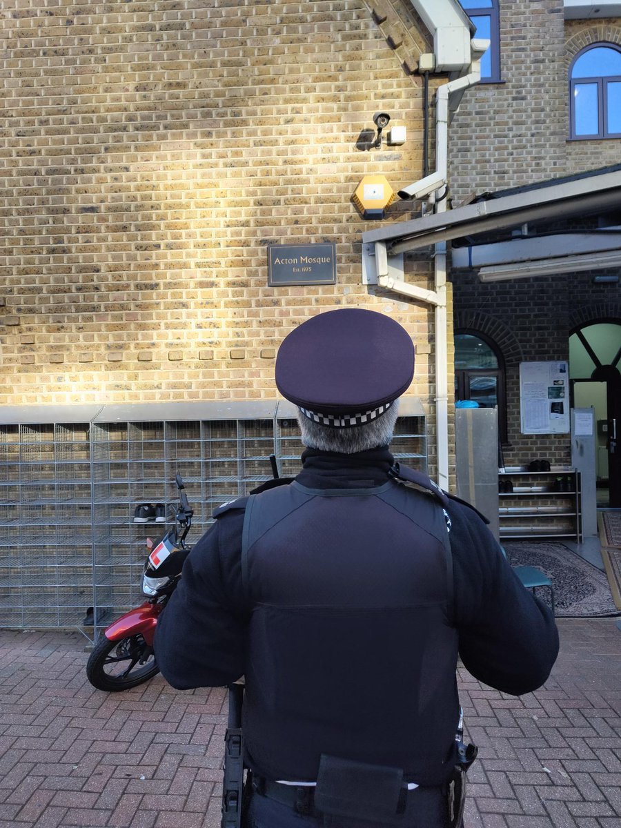 (2/5) W/<a href="/MPSHangerHill/">Hanger Hill Police</a> conducted reassurance patrols at the Mosque in <a href="/MPSSouthActon/">South Acton Police</a> after a repeat hate crime incident. Rest assure this is being investigated. #ealing #acton #snt #reassurance #saferlondon #safercommunity #communitypolicing #patrols #teamwork