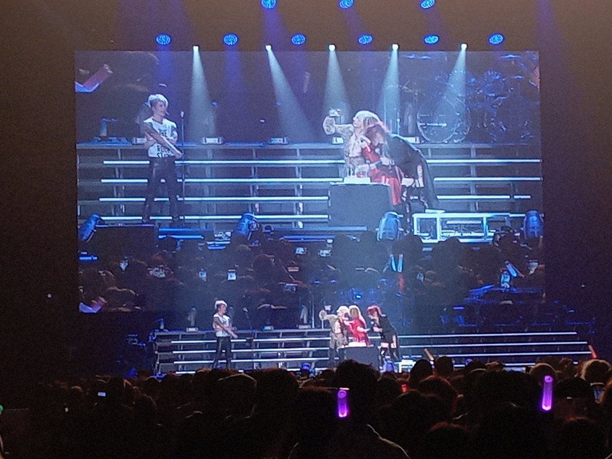 yur27271's tweet photo. #THELASTROCKSTARS
#TLRS
#PSYCHOLOVE
#有明アリーナ https://t.co/f8AkZ3qwN0