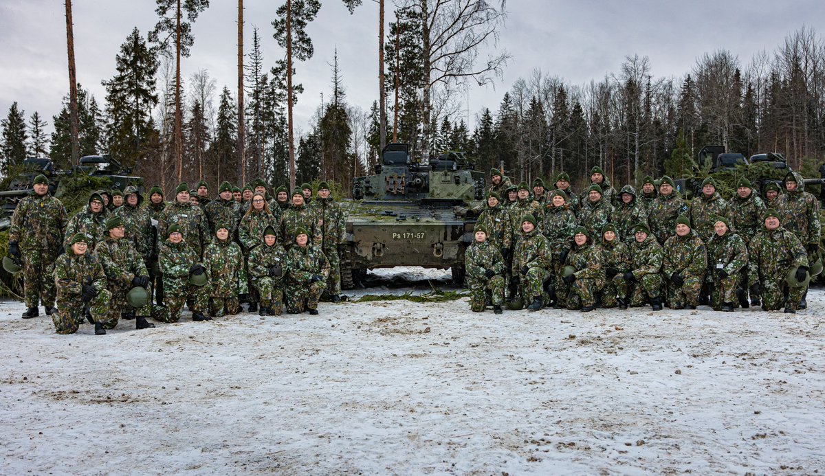 KarjalanPR's tweet photo. Valtakunnallisen maanpuolustuskurssin (246.) internaattiosuus #Karjalanprikaati 'ssa sujui mukavasti talvisissa olosuhteissa Vekaranjärvellä 21. - 23.11.2023. Kurssilaiset seurasivat muun muassa #Kymjp #Kartr #Kympionp hyökkäysammuntakoulutusta Pahkajärvellä. #mpk246 https://t.co/aRBVdV0dDR