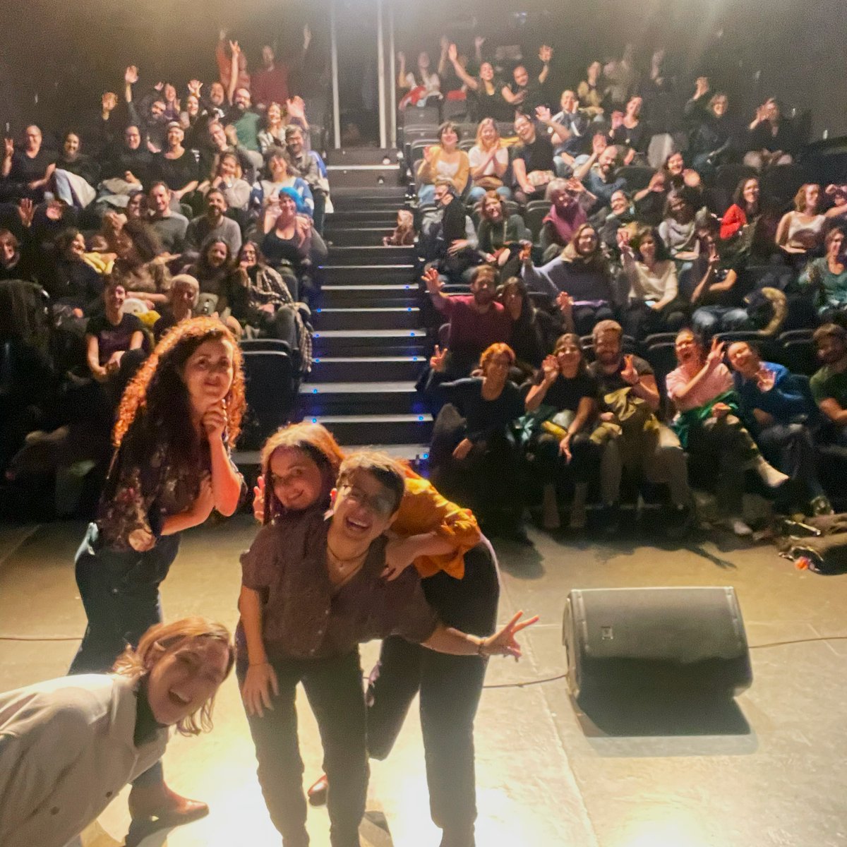 (De eso no se habla) (@deesono_podcast) on Twitter photo Hace una semana hicimos Rocío en el <a href="/teatrobarrio/">Teatro del Barrio</a>, ante una sala llena de personas que entraron como amigas y amigos... y salieron rociístas.
Fue así de emocionante. Y después charlamos con <a href="/Emilio_Silva_/">Emilio Silva Barrera 📒</a> y con <a href="/VicenteVergar12/">Vicente Vergara.</a>, el mismísimo sobrino de Fernando Vergara 💛 Hace una semana hicimos Rocío en el <a href="/teatrobarrio/">Teatro del Barrio</a>, ante una sala llena de personas que entraron como amigas y amigos... y salieron rociístas.
Fue así de emocionante. Y después charlamos con <a href="/Emilio_Silva_/">Emilio Silva Barrera 📒</a> y con <a href="/VicenteVergar12/">Vicente Vergara.</a>, el mismísimo sobrino de Fernando Vergara 💛