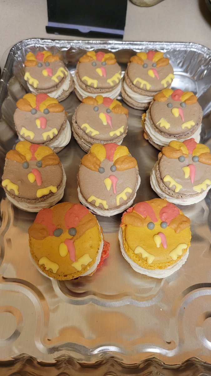 NekomimiKira's tweet image. I made macaroons for the first time ever! They're little turkeys filled with maple buttercream frosting &amp;amp; homemade cranberry sauce in the center. HeHe!

Happy Thanksgiving!!!!

#HappyThanksgiving #Macaroons #ThankfulThursday