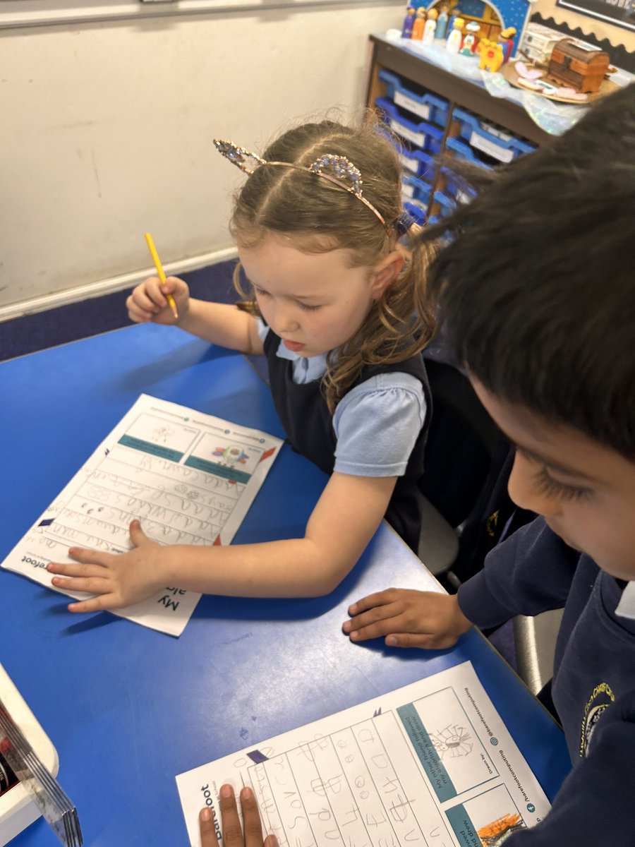 CCCRPrimary's tweet photo. Miss Bridge went through an algorithm with Y1 to make a crazy monster. After following it, we soon realised not all pictures looked like Miss Bridge’s so we debugged and wrote a better algorithm! 🤖#cccry1 #cccrcomputing https://t.co/4jzrJZIhEf