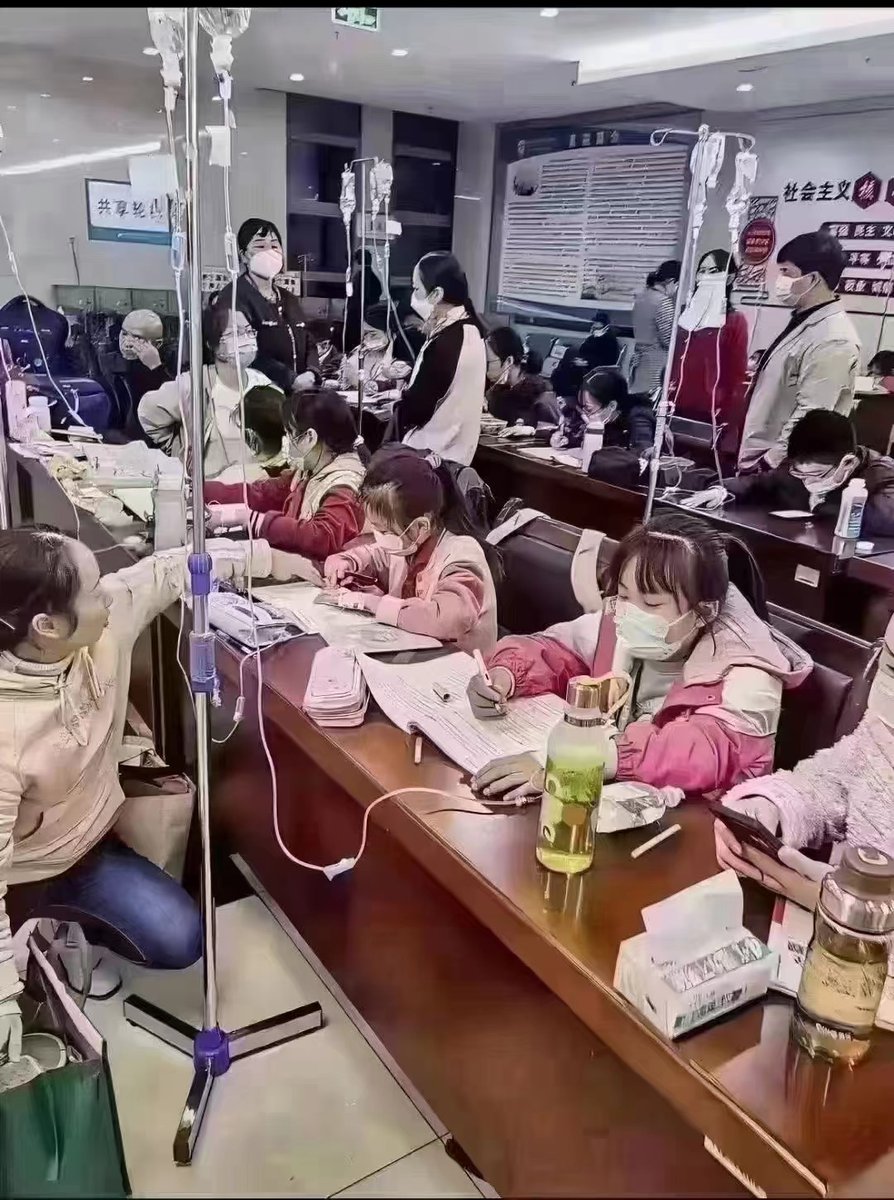 ShuangGao20's tweet image. Doing homework while being treated for the flu. It's not a hard work, but mental illness.