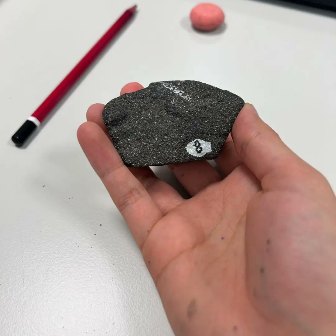 EllacuriaB's tweet photo. Azkeneko orduan mineralak manipulatzen eta sailkatzen ibili dira #Batx 1Cko #BioGeo ikasleak. Erlaxatzeko saio aproposa izan da ebaluazio amaiera ospatzeko! 🧘🏼♀️🧘🪨😍
#ellacuriazurbaran #jarduerak #gogoakutsatubihotzakhezi💝✒️📖 https://t.co/9AouUblfnl