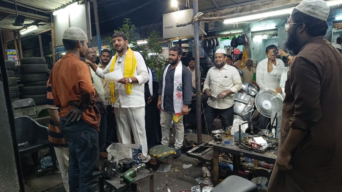 TDPConnects's tweet photo. చిన్న వ్యాపారస్తులకు సబ్సిడీ రుణాలు ఏవి ??

బాబు ష్యూరిటీ భవిష్యత్తుకు గ్యారెంటీ కార్యక్రమం లో భాగంగా గుంటూరు తూర్పు  నియోజకవర్గంలో ఇంచార్జ్ మొహమ్మద్ నసీర్ గారి ఆధ్వర్యంలో 7 వ డివిజన్ మాయాబజార్ టైర్ల షాపుల వద్ద  వ్యాపార సముదాయాలలో  ప్రతి షాప్ కు ��ిరుగుతూ  తెలుగుదేశం పార్టీ అధికారంలోకి వచ్చిన వెంటనే ఇచ్చే పథకాల గురించి వివరించడం జరిగింది ఈ కార్యక్రమంలో స్థానిక టిడిపి జనసేన నాయకులు పాల్గొన్నారు.
#WhyAPHatesJagan
#TDPJSPTogether
#MohammedNaseer
#GunturEastConstituency
#GunturDistrict
#TDPGuntur
#TeluguDesamParty
#NaraChandraBabuNaidu
#NaraLokesh
#Yuvagalam
#BhavishyathukuGuarantee
#APNeedsCBN