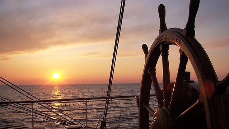 Для парусного судна ветер - всё: и движение, и скорость, и свобода манёвра. Как хорошо, что нас преследует попутный ветер, и я могу в спокойной обстановке обучить прелестную леди азам мореплавания.