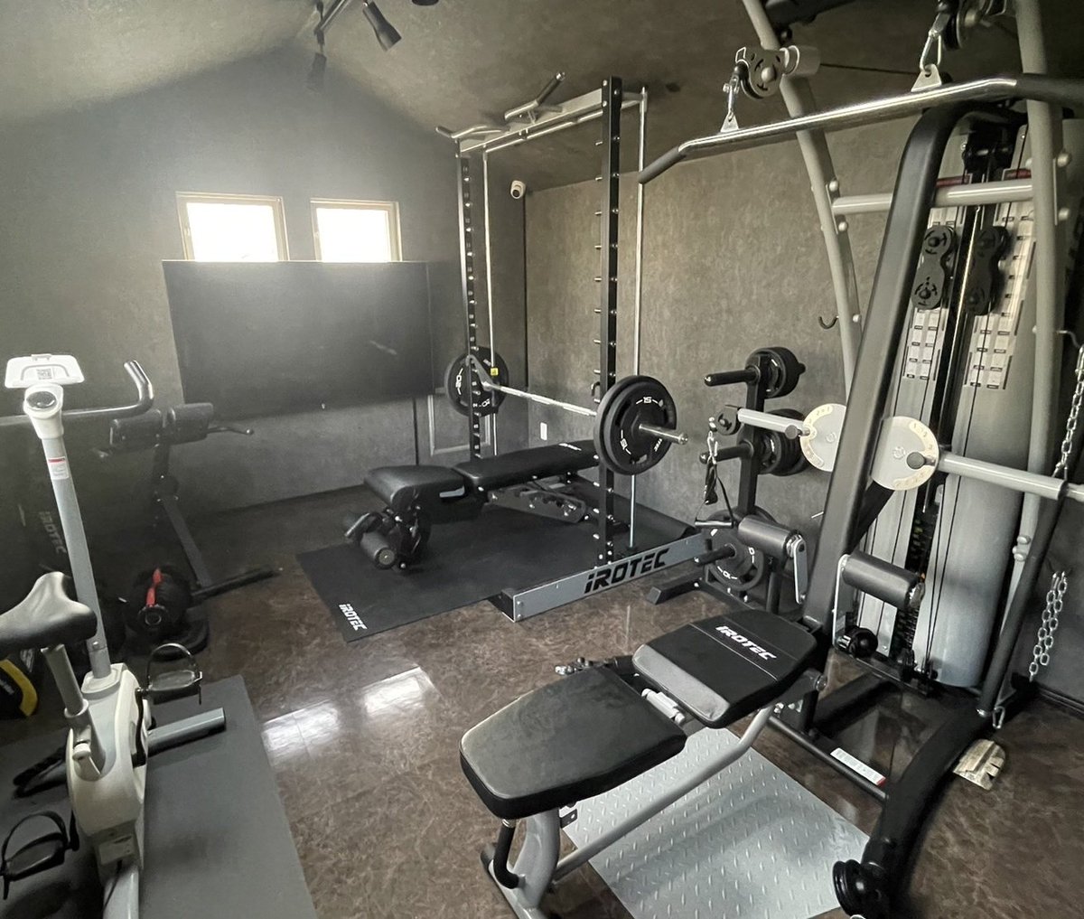 寮の様子をご紹介！
ティーエスケイ株式会社の寮は、トレーニング器具が使い放題です！