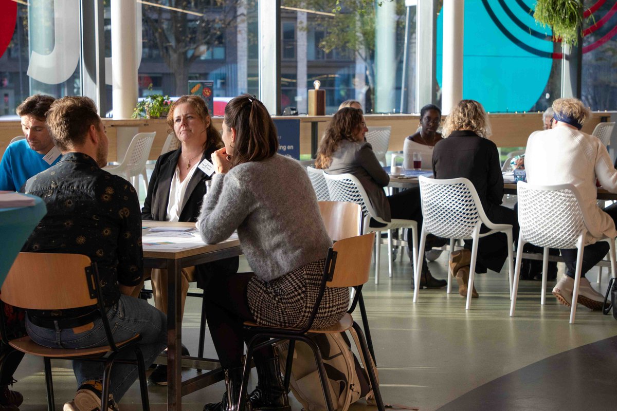 Tijdens de werkveldconferentie spraken zo'n 70 deelnemers elkaar uit welzijn en zorg, onderwijs en overheid. Met elkaar gaan we gericht sturing geven aan dat wat nodig is voor de toekomst. Dat is de kern van innovatie.
civ-welzijnenzorg.nl/werkveldconfer…