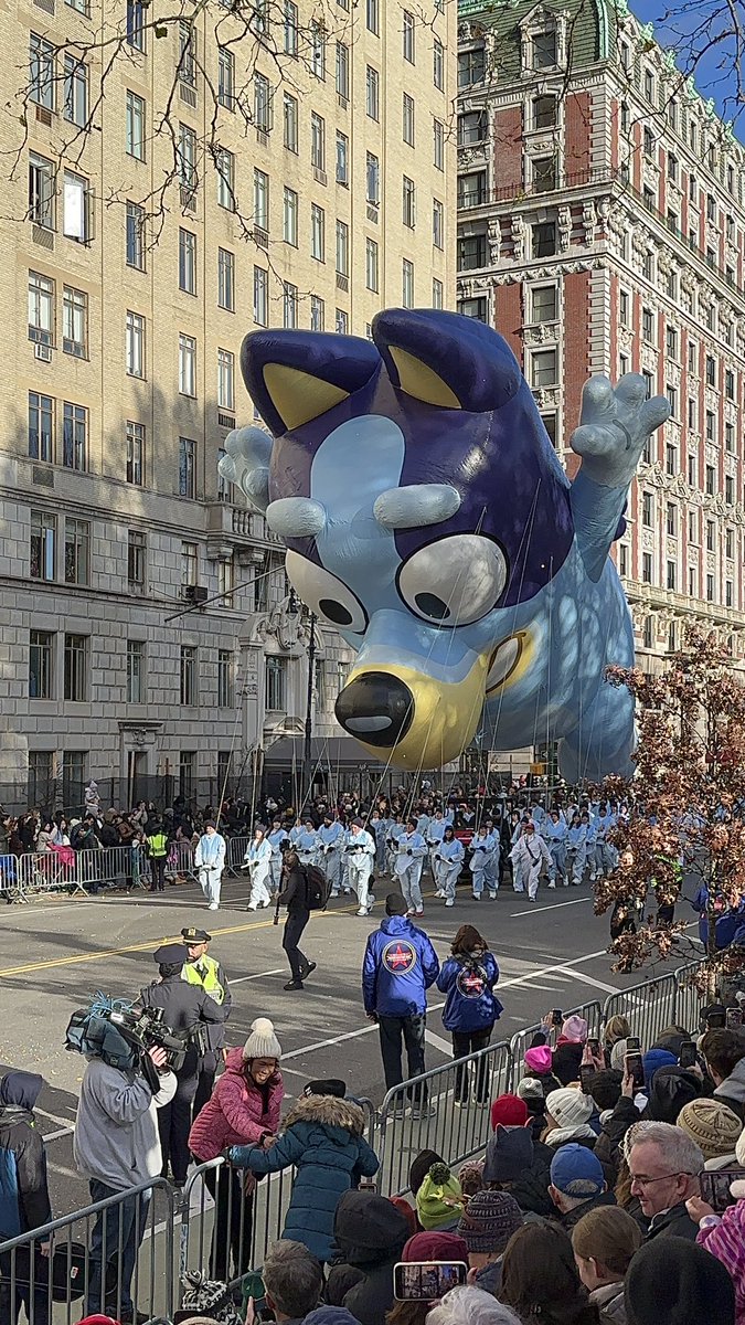 OfficialBlueyTV's tweet photo. Here she is! 🎈💙 #BlueyBalloon #MacysParade @Macys https://t.co/KPmv0nSf1i