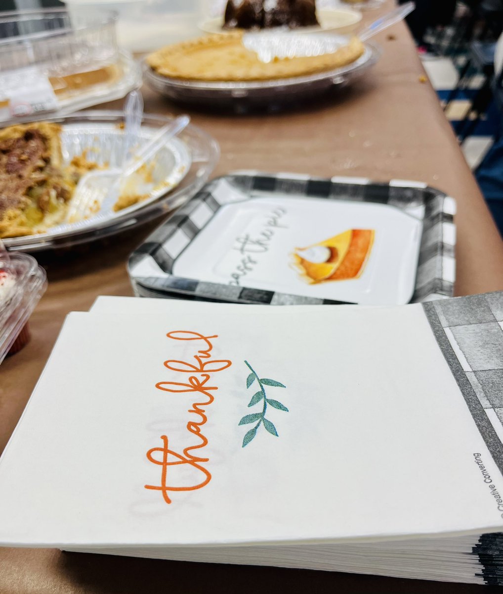 BerryMiller_JH's tweet photo. #ThankfulWeek continues with the highlight of the season: #ThanksgivingDinner with family. From the Bobcat family to yours, #HappyThanksgiving! ❤️💙🐾🦃 #Believe #WeAreMiller #BuildPearlandProud https://t.co/2PGLBERROv