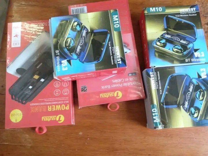 capilloux's tweet photo. @capilloux 
Earbuds 👂 bluetooth M10 
Enjoy shopping like never before.

Contact: +50949017078

#haiti #earbuds #earphones #ayisyen https://t.co/LQc7Ys2jnY
