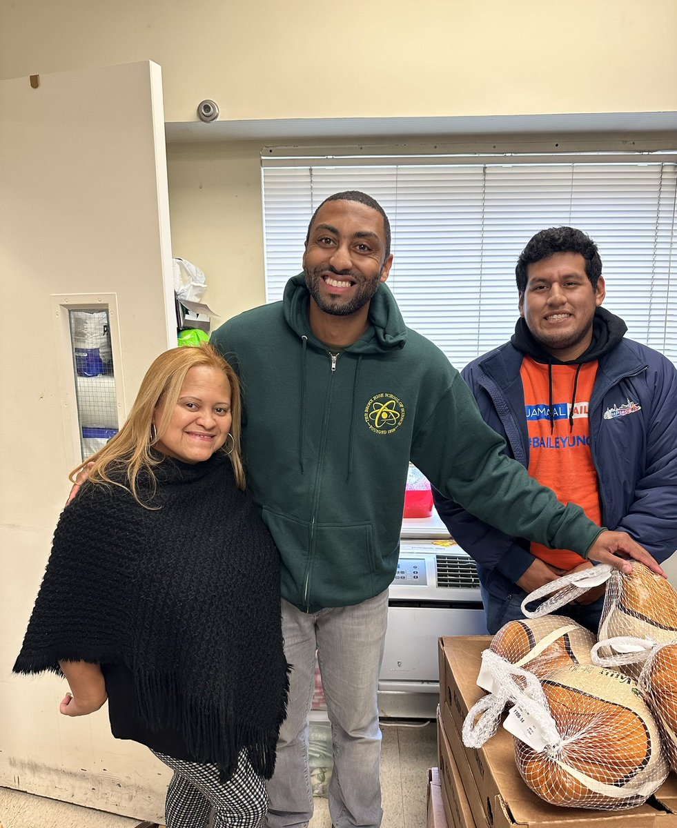 jamaaltbailey's tweet photo. Giving thanks and giving back to our community! Incredibly blessed to be able to do this work with the #BaileyBunch delivering turkeys to our community members across the entire #36thDistrict with the help of my colleagues in government &amp; our partners. Happy Thanksgiving! https://t.co/pXLOrOyXcY