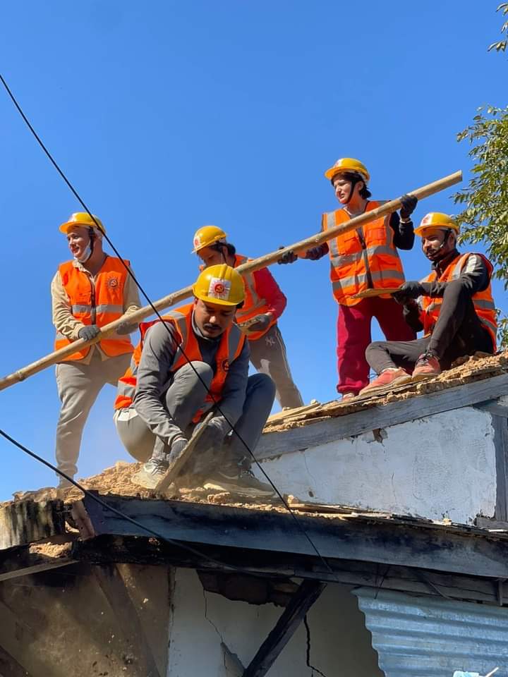 Prakash84213563's tweet photo. भेरी नगरपालिका वडा न. ३ पिपलडाँडाँमा आज हाम्रो टिमले ४ वटा घरको भग्नावशेष हटाउने, पुरिएर रहेको सामाग्री बाहिर निकाल्ने र एउटा टहरा निर्माण गर्ने काम सम्पन्न गरेको छ । काम निरन्तर भैरहेकोछ
#Day4th
#Jajarkot
#अनेरास्ववियु
#नेकपा_एमाले
#jajarakotearthquick https://t.co/LMdRA3iUq0