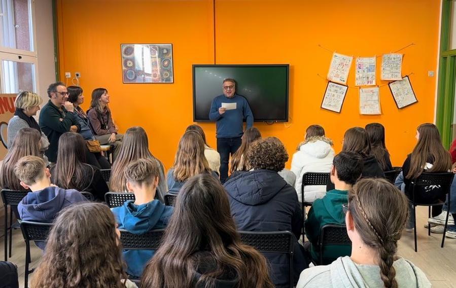virolai_molins's tweet photo. Nous accueillons aujourd'hui les élèves du collège  @Stjobain35  Saint Joseph de Bain de Bretagne, qui sont avec nous @virolai_molins  grâce au projet d'échange linguistique PILF. https://t.co/GrkZQjH5NR