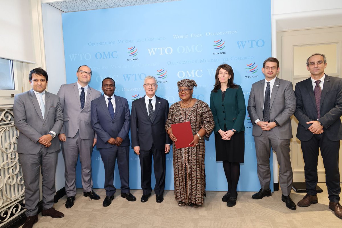 Thrilling day at the @WTO! The EU 🇪🇺 proudly contributes EUR 1 million to the WTO's Fisheries Funding Mechanism, reinforcing our commitment to ocean health and fish stocks. This fund supports developing Members in implementing the #FisheriesSubsidies Agreement. 🐟
