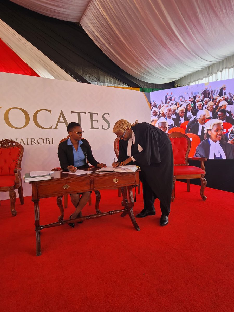SoomaaliLady's tweet photo. Congratulation Omar @siraaj2 for your admission to the high court of Kenya as an advocate.
@IbrahimAbdimo. https://t.co/KgBSA81gyq