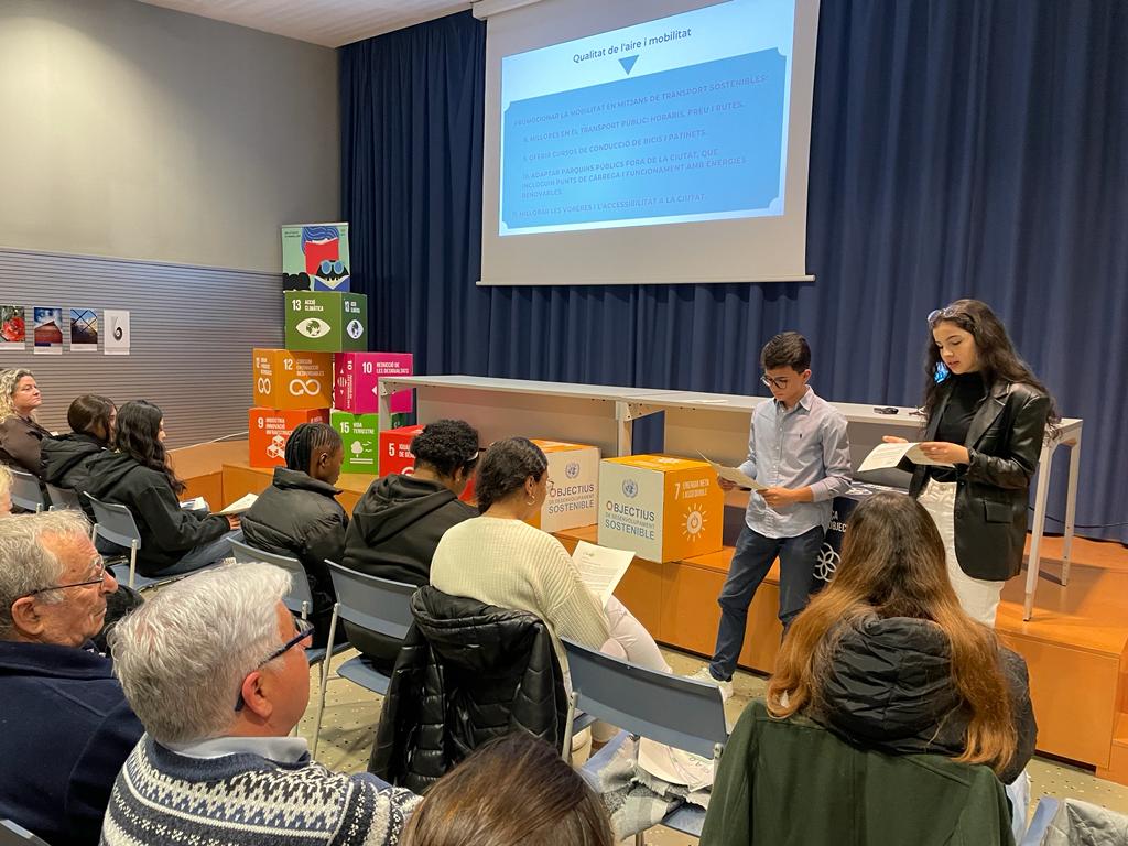granollers's tweet photo. Aquest dimecres a la tarda s’ha fet la cloenda de @ClimatubersGran 
📄 L’acte ha inclòs el lliurament de la guia de recomanacions sorgides d’aquest projecte europeu que vincula el 🎥 vídeo participatiu amb l’acció climàtica 🌍
ℹ: https://t.co/MqzREIrBu7 https://t.co/nCXG41bSSC